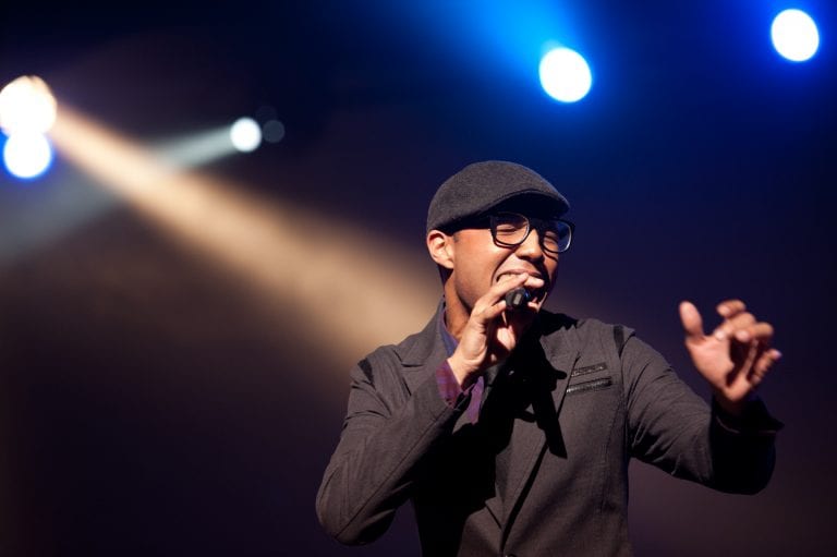 Alumnus Rayvon Owen Tops American Idol His ‘Own Way’