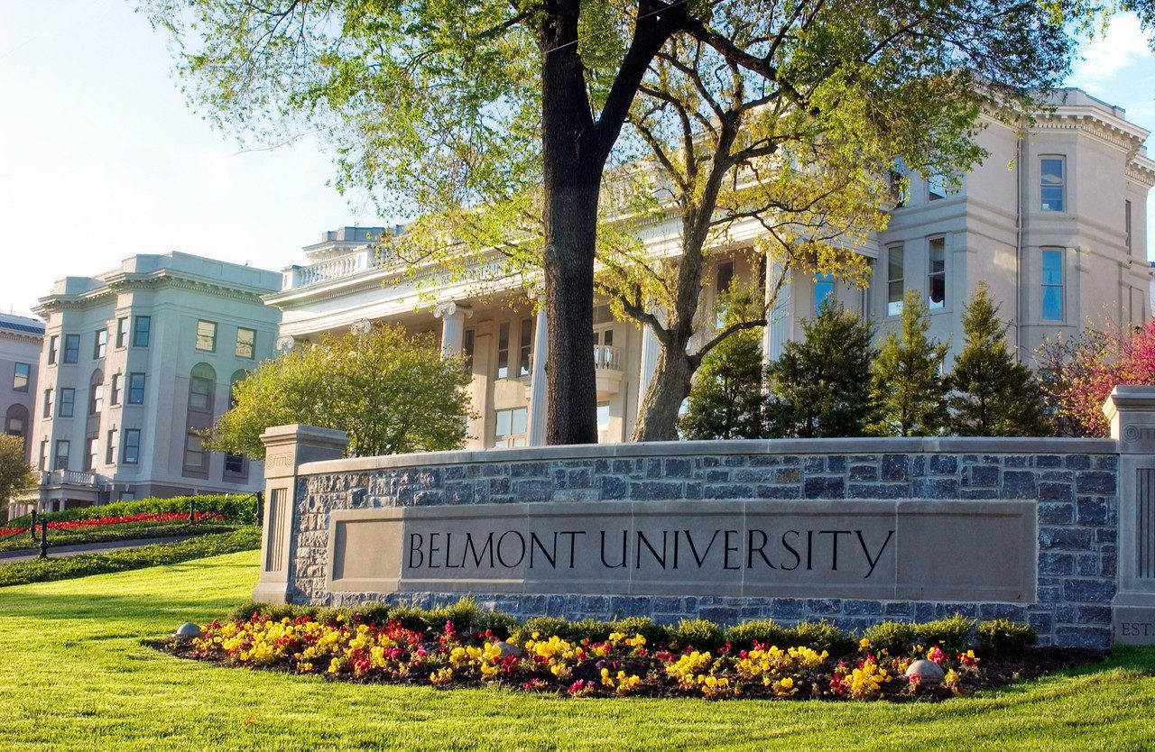 Belmont University sign in front of Freeman Hall