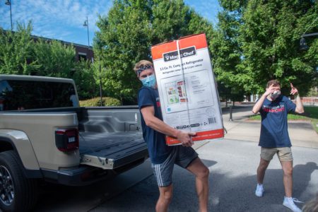 Belmont students help freshmen move in