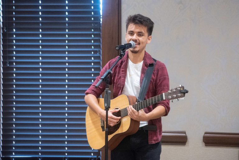 Alumnus Alejandro Sierra Performs at International Student Luncheon